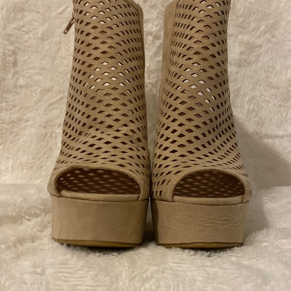 Charlotte Russe Lindsay Peep-toe Women's Perforated High Heel Bootie size 8. - Picture 4 of 6